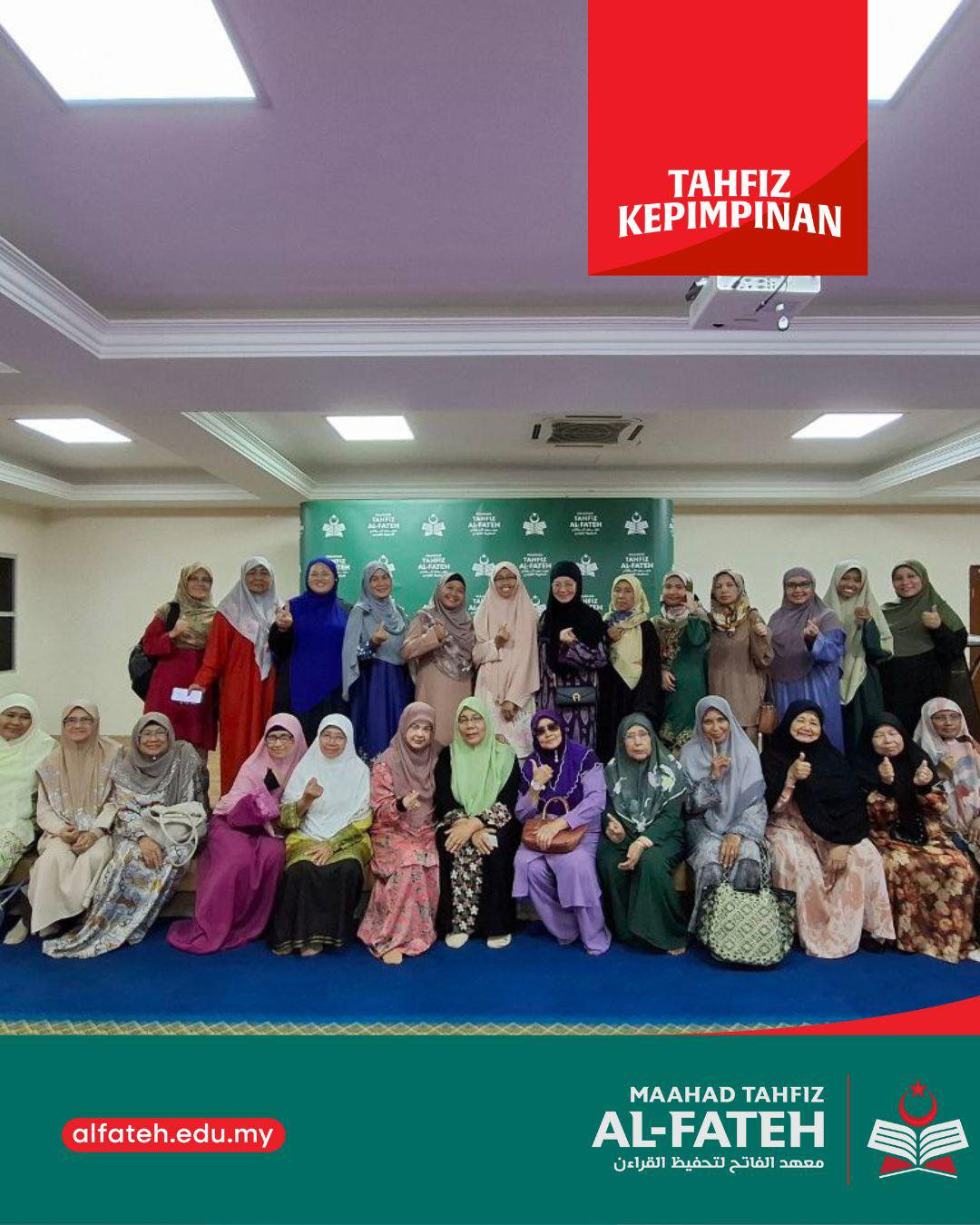 Lebih 20 tetamu wanita dari Halaqah Hurul A’yun bergambar bersama kakitangan dan guru Maahad Tahfiz Al-Fateh dalam kunjungan sokongan terhadap pendidikan tahfiz kepimpinan.