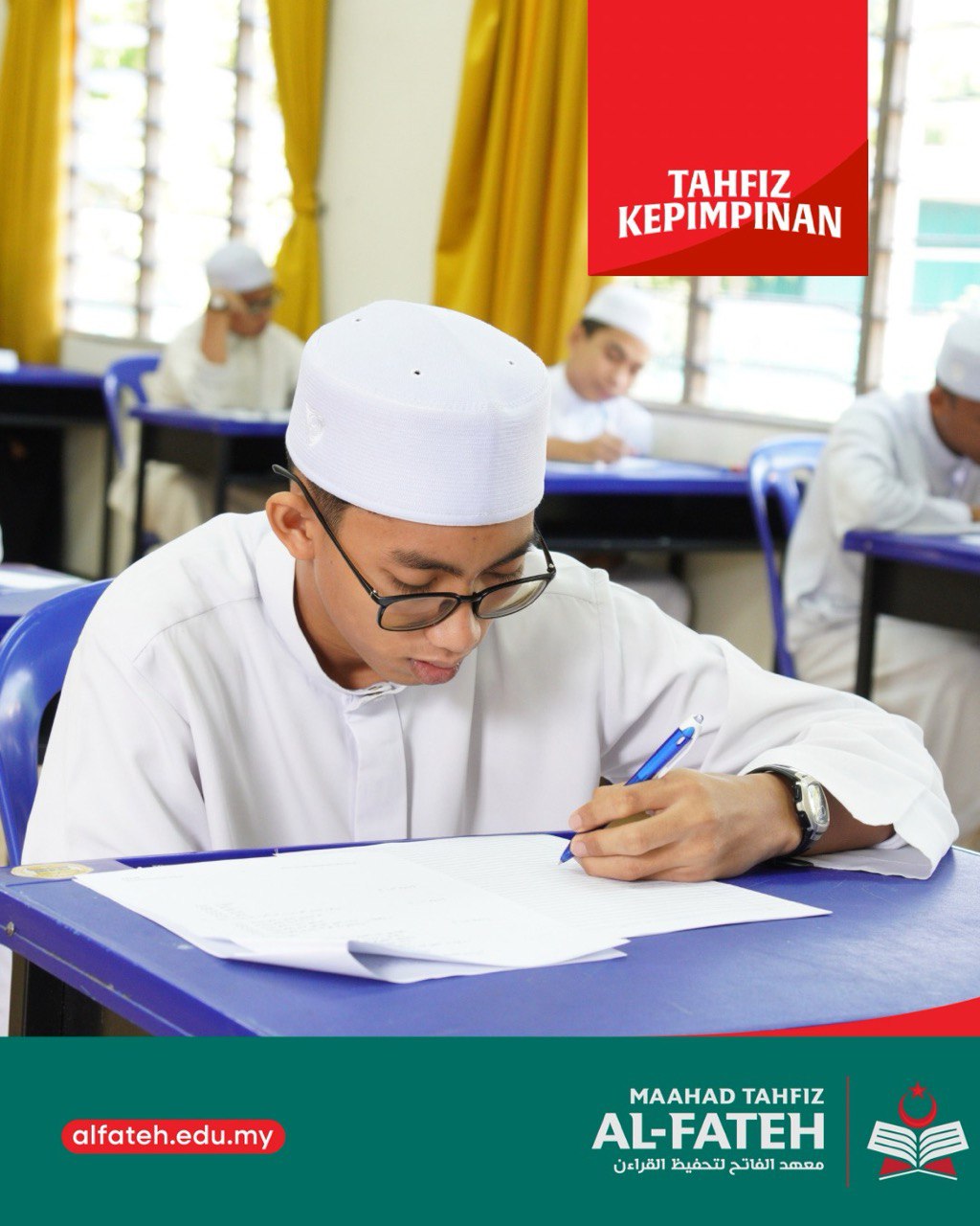 Pelajar Maahad Tahfiz Al-Fateh sedang menjawab soalan peperiksaan pertengahan tahun 2025 di dalam dewan ujian.