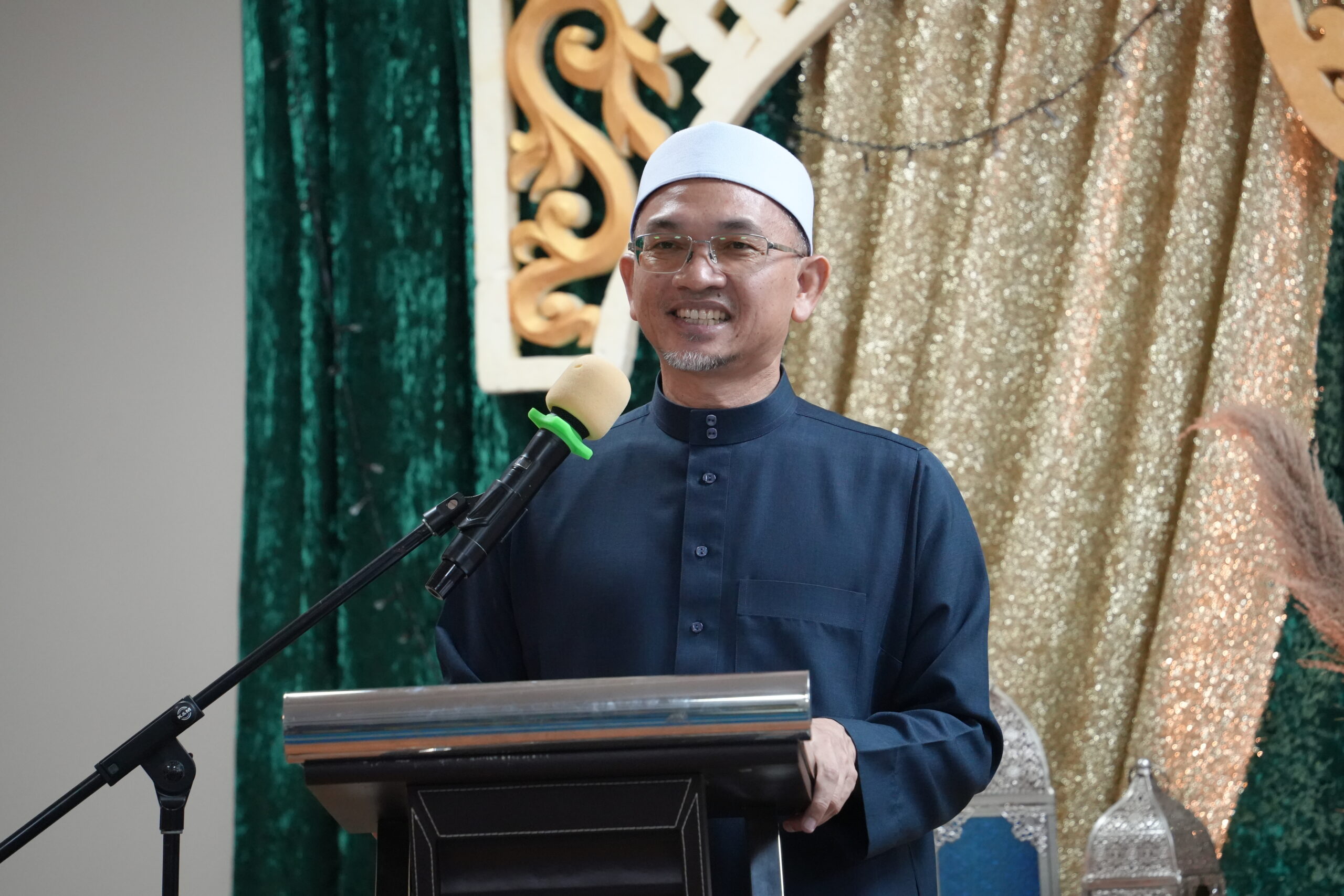“Ustaz Rusdi memberikan tazkirah Ramadan di majlis Iftar Jamaie Maahad Tahfiz Al-Fateh, menekankan kepentingan amal untuk maslahah ummah dan membentuk pelajar berjiwa pemimpin